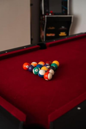 Contractor-Friendly 3-Bed, Games Room, Pool Table!